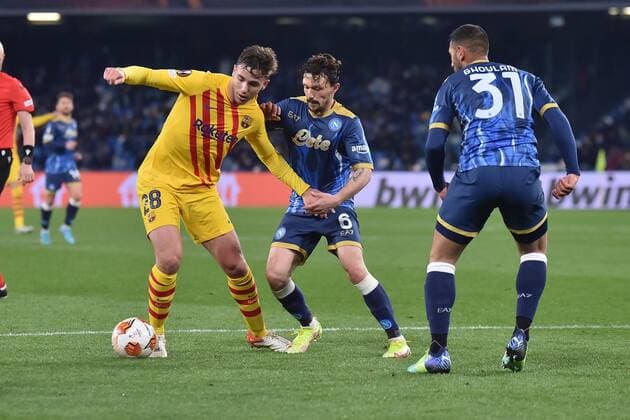 IPP20220224 Football - soccer: UEFA Europa League 2021 2022, SSC Neapel - FC Barcelona, Barca Nico Nicolas Gonzalez Iglesias contrastato da mario Rui (Verwendung nur in Deutschland - GERMANY ONLY) *** IPP20220224 Football soccer UEFA Europa League 2021 2022, SSC Napoli FC Barcelona, Nico Nicolas Gonzalez Iglesias contrastato da mario Rui use only in Germany GERMANY ONLY 