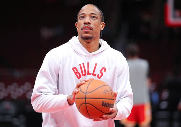 CHICAGO, IL - FEBRUARY 24: Chicago Bulls forward DeMar DeRozan (11) looks on before a NBA, Basketball Herren, USA game between the Atlanta Hawks and the Chicago Bulls on February 24, 2022 at the United Center in Chicago, IL. (Photo by Melissa Tamez Icon Sportswire) NBA: FEB 24 Hawks at Bulls Icon22022405
