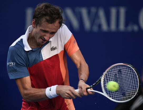 Sport Bilder des Tages (220225) -- ACAPULCO, Feb. 25, 2022 -- Daniil Medvedev of Russia hits a return during the men s singles quarterfinal match against Nishioka Yoshihito of Japan at the 2022 ATP, Tennis Herren Mexican Open tennis tournament in Acapulco, Mexico, Feb. 24, 2022. ) (SP)MEXICO-ACAPULCO-TENNIS-ATP-MEXICAN OPEN-QUARTER FINALS XinxYuewei 
