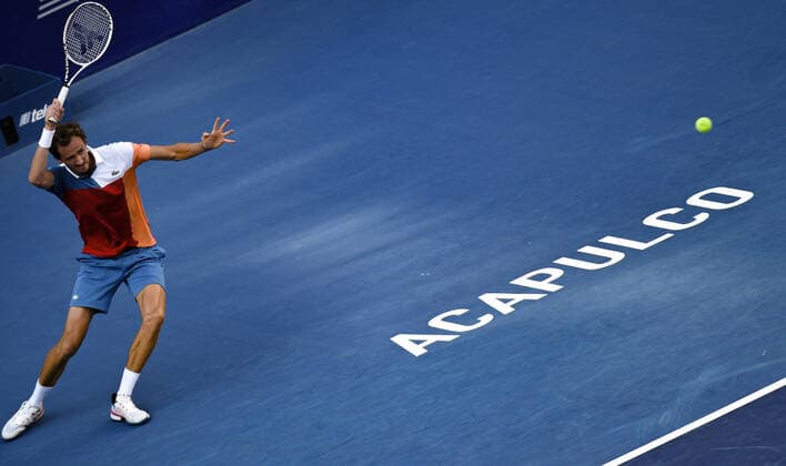 (220225) -- ACAPULCO, Feb. 25, 2022 -- Daniil Medvedev of Russia hits a return during the men s singles quarterfinal match against Nishioka Yoshihito of Japan at the 2022 ATP, Tennis Herren Mexican Open tennis tournament in Acapulco, Mexico, Feb. 24, 2022. ) (SP)MEXICO-ACAPULCO-TENNIS-ATP-MEXICAN OPEN-QUARTER FINALS XinxYuewei 
