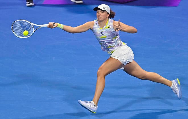 (220225) -- DOHA, Feb. 25, 2022 -- Iga Swiatek of Poland hits a return during the quarterfinal match of WTA, Tennis Damen Qatar Open tennis tournament between Iga Swiatek of Poland and Aryna Sabalenka of Belarus at the Khalifa International Tennis Complex in Doha, capital of Qatar, Feb. 24, 2022. (Photo by Nikku Xinhua) (SP)QATAR-DOHA-TENNIS-QATAR OPEN-QUARTERFINAL yangyuanyong 