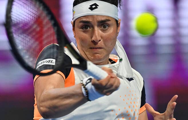 (220225) -- DOHA, Feb. 25, 2022 -- Ons Jabeur of Tunisia returns the ball during the quarterfinal match of WTA, Tennis Damen Qatar Open tennis tournament against Anett Kontaveit of Estonia at the Khalifa International Tennis Complex in Doha, capital of Qatar, Feb. 24, 2022. (Photo by Xinhua) (SP)QATAR-DOHA-TENNIS-WTA QATAR OPEN-QUARTERFINALS Nikku 