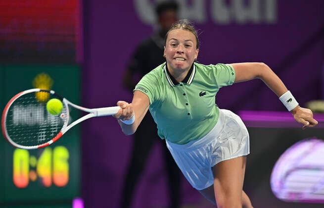 (220225) -- DOHA, Feb. 25, 2022 -- Anett Kontaveit of Estonia returns the ball during the quarterfinal match of WTA, Tennis Damen Qatar Open tennis tournament against Ons Jabeur of Tunisia at the Khalifa International Tennis Complex in Doha, capital of Qatar, Feb. 24, 2022. (Photo by Xinhua) (SP)QATAR-DOHA-TENNIS-WTA QATAR OPEN-QUARTERFINALS Nikku 