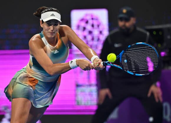 (220225) -- DOHA, Feb. 25, 2022 -- Garbine Muguruza of Spain returns the ball during the quarterfinal match of WTA, Tennis Damen Qatar Open tennis tournament against Jelena Ostapenko of Latvia at the Khalifa International Tennis Complex in Doha, capital of Qatar, Feb. 24, 2022. (Photo by Xinhua) (SP)QATAR-DOHA-TENNIS-WTA QATAR OPEN-QUARTERFINALS Nikku 