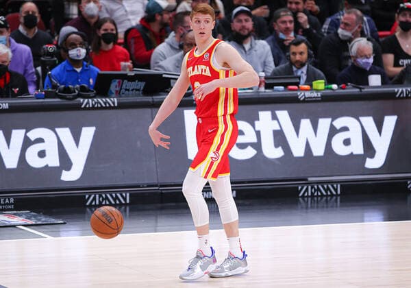 CHICAGO, IL - FEBRUARY 24: Atlanta Hawks guard Kevin Huerter (3) brings the ball up court during a NBA, Basketball Herren, USA game between the Atlanta Hawks and the Chicago Bulls on February 24, 2022 at the United Center in Chicago, IL. (Photo by Melissa Tamez Icon Sportswire) NBA: FEB 24 Hawks at Bulls Icon22022407