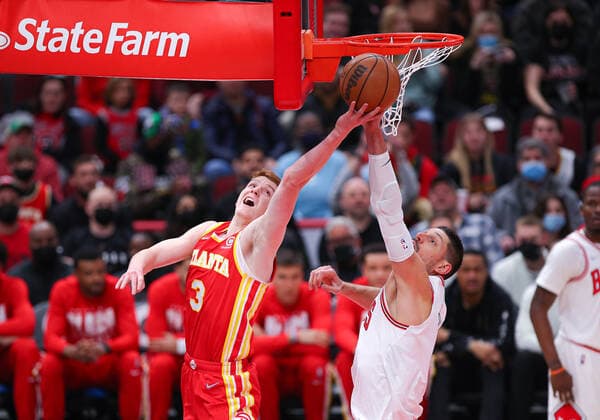 Sport Bilder des Tages CHICAGO, IL - FEBRUARY 24: Chicago Bulls center Nikola Vucevic (9) blocks Atlanta Hawks guard Kevin Huerter (3) layup during a NBA, Basketball Herren, USA game between the Atlanta Hawks and the Chicago Bulls on February 24, 2022 at the United Center in Chicago, IL. (Photo by Melissa Tamez Icon Sportswire) NBA: FEB 24 Hawks at Bulls Icon22022409