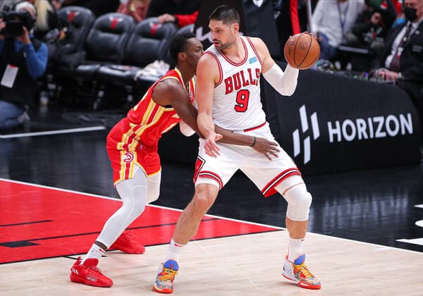 CHICAGO, IL - FEBRUARY 24: Atlanta Hawks forward Onyeka Okongwu (17) Chicago Bulls center Nikola Vucevic (9) during a NBA, Basketball Herren, USA game between the Atlanta Hawks and the Chicago Bulls on February 24, 2022 at the United Center in Chicago, IL. (Photo by Melissa Tamez Icon Sportswire) NBA: FEB 24 Hawks at Bulls Icon22022413