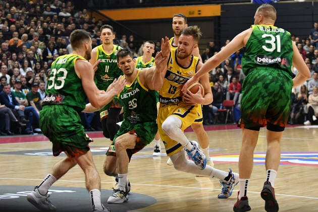 (220225) -- TUZLA, Feb. 25, 2022 -- Dzanan Musa (2nd R) of Bosnia and Herzegovina (BiH) competes against Vytenis Cizauskas (2nd L) of Lithuania during their group F first round match of FIBA Basketball World Cup 2023 Qualifiers in Tuzla, Bosnia and Herzegovina, on Feb. 24, 2022. (Photo by Nedim Grabovica Xinhua) (SP)BOSNIA AND HERZEGOVINA-TUZLA-BASKETBALL-FIBA-BiH VS LITHUANIA Ermin 