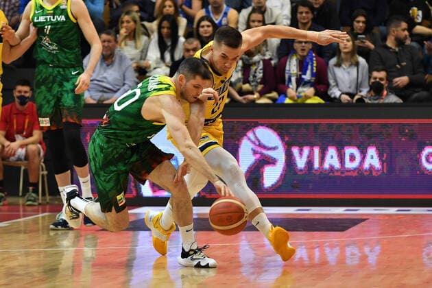 Sport Bilder des Tages (220225) -- TUZLA, Feb. 25, 2022 -- Emir Sulejmanovic (R) of Bosnia and Herzegovina (BiH) competes against Laurynas Birutis of Lithuania during their group F first round match of FIBA Basketball World Cup 2023 Qualifiers in Tuzla, Bosnia and Herzegovina, on Feb. 24, 2022. (Photo by Nedim Grabovica Xinhua) (SP)BOSNIA AND HERZEGOVINA-TUZLA-BASKETBALL-FIBA-BiH VS LITHUANIA Ermin 