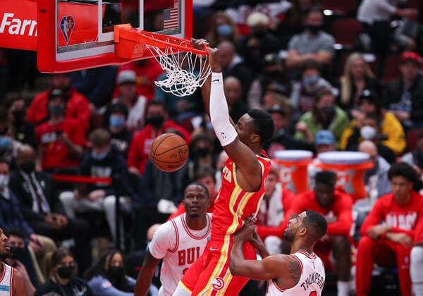 CHICAGO, IL - FEBRUARY 24: Atlanta Hawks forward Onyeka Okongwu (17) slam dunks the ball in action during a NBA, Basketball Herren, USA game between the Atlanta Hawks and the Chicago Bulls on February 24, 2022 at the United Center in Chicago, IL. (Photo by Melissa Tamez Icon Sportswire) NBA: FEB 24 Hawks at Bulls Icon22022418