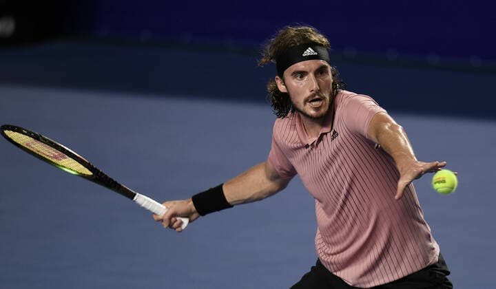 (220225) -- ACAPULCO, Feb. 25, 2022 -- Stefanos Tsitsipas of Greece hits a return during the men s singles quarterfinal match against Marcos Giron of the United States at the 2022 ATP, Tennis Herren Mexican Open tennis tournament in Acapulco, Mexico, Feb. 24, 2022. ) (SP)MEXICO-ACAPULCO-TENNIS-ATP-MEXICAN OPEN-QUARTERFINALS XinxYuewei 