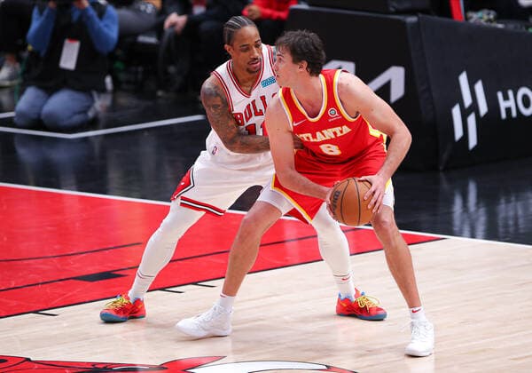 CHICAGO, IL - FEBRUARY 24: Chicago Bulls forward DeMar DeRozan (11) posts up against Atlanta Hawks forward Danilo Gallinari (8) during a NBA, Basketball Herren, USA game between the Atlanta Hawks and the Chicago Bulls on February 24, 2022 at the United Center in Chicago, IL. (Photo by Melissa Tamez Icon Sportswire) NBA: FEB 24 Hawks at Bulls Icon22022440