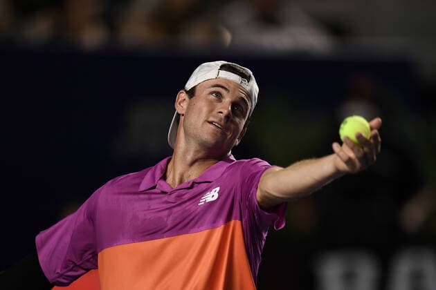(220225) -- ACAPULCO, Feb. 25, 2022 -- Tommy Paul of the United States serves during the men s singles quarterfinal match against Rafael Nadal of Spain at the 2022 ATP, Tennis Herren Mexican Open tennis tournament in Acapulco, Mexico, Feb. 24, 2022. Xin Yuewei) (SP)MEXICO-ACAPULCO-TENNIS-ATP-MEXICAN OPEN-QUARTERFINALS FuxLangxisike¡¤kanieduo 