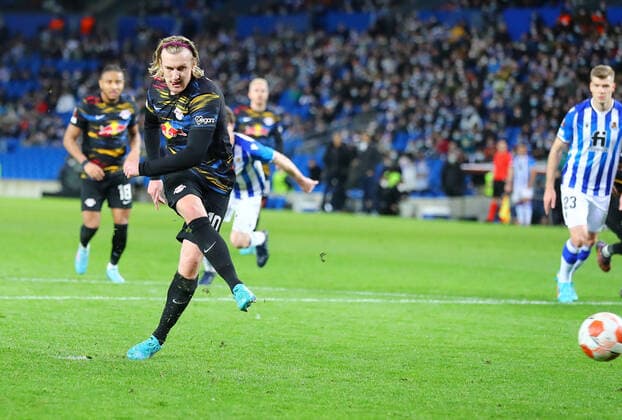 San Sebastian - RB Leipzig 24.02.2022 Donostia-San Sebastian, 24.02.2022, Estadio Anoeta, Fussball, UEFA Europa League, Play Off Rueckspiel , Real Sociedad San Sebastian (ESP) vs. RB Leipzig (GER) 1:3 (0:1) , Im Bild: Tor für RB Leipzig. Emil Forsberg (10, RB Leipzig) trifft zum 1:3 per Handelfmeter , UEFA regulations prohibit any use of photographs as image sequences and or quasi-video ,