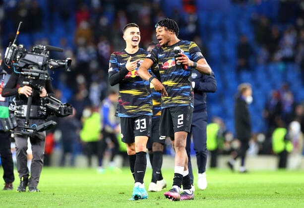 San Sebastian - RB Leipzig 24.02.2022 Donostia-San Sebastian, 24.02.2022, Estadio Anoeta, Fussball, UEFA Europa League, Play Off Rueckspiel , Real Sociedad San Sebastian (ESP) vs. RB Leipzig (GER) 1:3 (0:1) , Jubel nach Spielschluss bei RB Leipzig. Im Bild v.l.: Andre Silva (33, RB Leipzig) und Mohamed Simakan (2, RB Leipzig) , UEFA regulations prohibit any use of photographs as image sequences and or quasi-video ,