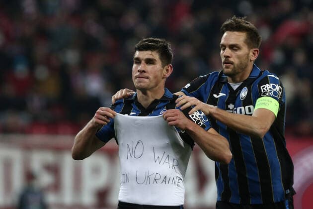 Olympiacos FC v Atalanta FC - UEFA Europa League Atalanta s Ukrainian midfielder Ruslan Malinovskyi celebrates showing the slogan No war in Ukraine after scoring a goal during the UEFA Europa League knockout round play-off second leg football match between Olympiacos FC and Atalanta FC at the Georgios Karaiskakis Stadium in Piraeus port, Athens on February 24, 2022 ATHENS Greece  Copyright: xPanayotisxTzamarosx originalFilename:tzamaros-notitle220224_np2eZ.jpg