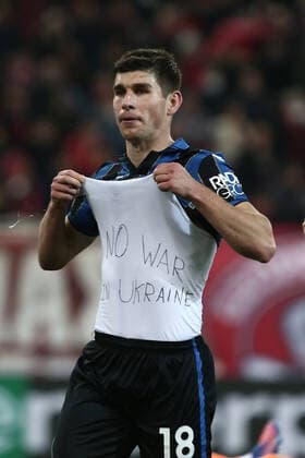 Olympiacos FC v Atalanta FC - UEFA Europa League Atalanta s Ukrainian midfielder Ruslan Malinovskyi celebrates showing the slogan No war in Ukraine after scoring a goal during the UEFA Europa League knockout round play-off second leg football match between Olympiacos FC and Atalanta FC at the Georgios Karaiskakis Stadium in Piraeus port, Athens on February 24, 2022 ATHENS Greece  Copyright: xPanayotisxTzamarosx originalFilename:tzamaros-notitle220224_npAs8.jpg