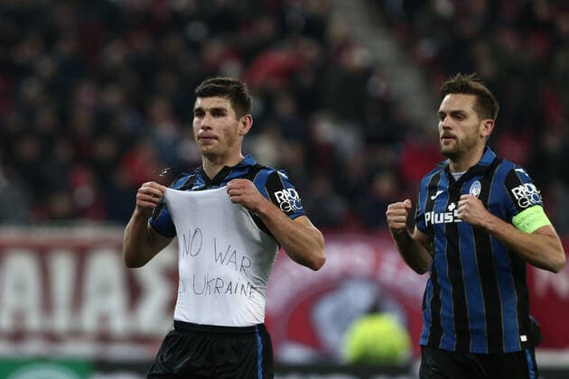 Olympiacos FC v Atalanta FC - UEFA Europa League Atalanta s Ukrainian midfielder Ruslan Malinovskyi celebrates showing the slogan No war in Ukraine after scoring a goal during the UEFA Europa League knockout round play-off second leg football match between Olympiacos FC and Atalanta FC at the Georgios Karaiskakis Stadium in Piraeus port, Athens on February 24, 2022 ATHENS Greece  Copyright: xPanayotisxTzamarosx originalFilename:tzamaros-notitle220224_nptGq.jpg