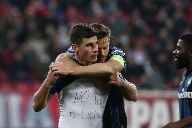 Sport Bilder des Tages Olympiacos FC v Atalanta FC - UEFA Europa League Atalanta s Ukrainian midfielder Ruslan Malinovskyi celebrates showing the slogan No war in Ukraine after scoring a goal during the UEFA Europa League knockout round play-off second leg football match between Olympiacos FC and Atalanta FC at the Georgios Karaiskakis Stadium in Piraeus port, Athens on February 24, 2022 ATHENS Greece  Copyright: xPanayotisxTzamarosx originalFilename:tzamaros-notitle220224_npsub.jpg
