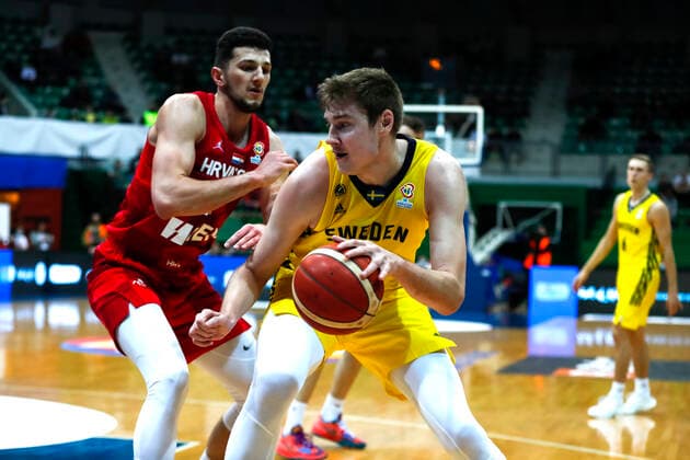 Sport Bilder des Tages 220225 Kario Matkovic of Croatia and Simon Birgander of Sweden during the FIBA World Cup Qualifier game between Sweden and Croatia on February 25, 2022 in Zagbreb. Photo: Nikola Krstic BILDBYRAN COP 307 NK0006 basket basketball vm-kval kval fiba world cup qualifiers sweden bbeng Copyright: NIKOLAxKRSTIC BB220225BB563