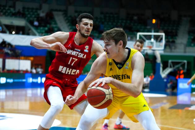 220225 Kario Matkovic of Croatia and Simon Birgander of Sweden during the FIBA World Cup Qualifier game between Sweden and Croatia on February 25, 2022 in Zagbreb. Photo: Nikola Krstic BILDBYRAN COP 307 NK0006 basket basketball vm-kval kval fiba world cup qualifiers sweden bbeng Copyright: NIKOLAxKRSTIC BB220225BB564