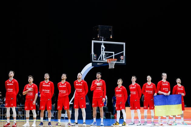 Tallin, 25.02.2022 KOSZYKOWKA KADRA REPREZENTACJA POLSKI MECZ Estoani - Poland POLISH national team, Nationalteam BASKETBALL POLAND GAME Estonia - Polska NZ team zespol ukraina flaga no war koszykarze players , FOT. WOJCIECH FIGURSKI 400mm.pl NEWSPIX.PL --- Newspix.pl  20220225_020_FIG9461