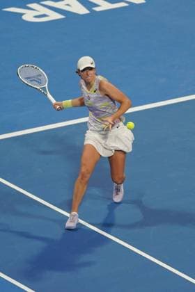 Doha, 25.02.2022 TENNIS WOMEN TOURNAMENT WTA, Tennis Damen 1000 DOHA QATAR TOTAL ENERGIES OPEN NZ Iga Swiatek Maria Sakkiri FOT. Dominik Buszek 400mm NEWSPIX.PL --- Newspix.pl  20220225_BUSZEK_206