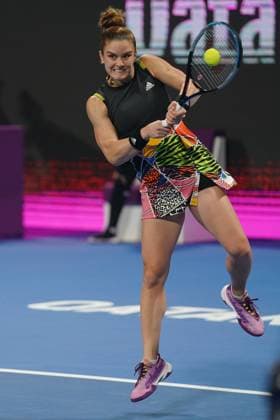 Doha, 25.02.2022 TENNIS WOMEN TOURNAMENT WTA, Tennis Damen 1000 DOHA QATAR TOTAL ENERGIES OPEN NZ Iga Swiatek Maria Sakkiri FOT. Dominik Buszek 400mm NEWSPIX.PL --- Newspix.pl  20220225_BUSZEK_218
