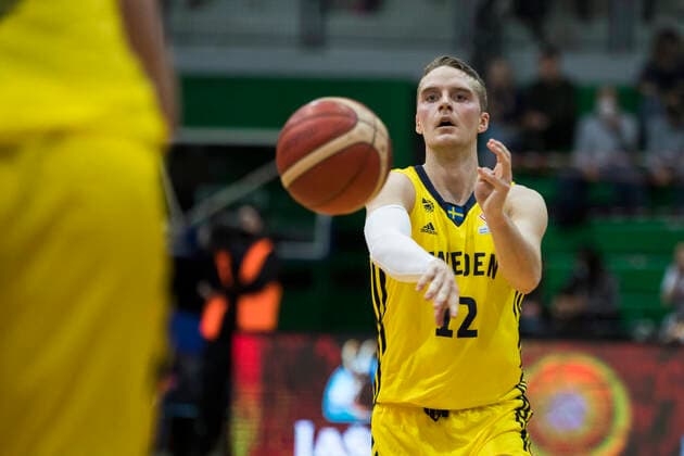 220225 Ludvig Hakanson of Sweden during the FIBA World Cup Qualifier game between Sweden and Croatia on February 25, 2022 in Zagbreb. Photo: Nikola Krstic BILDBYRAN COP 307 NK0006 basket basketball vm-kval kval fiba world cup qualifiers sweden bbeng Copyright: NIKOLAxKRSTIC BB220225BB589