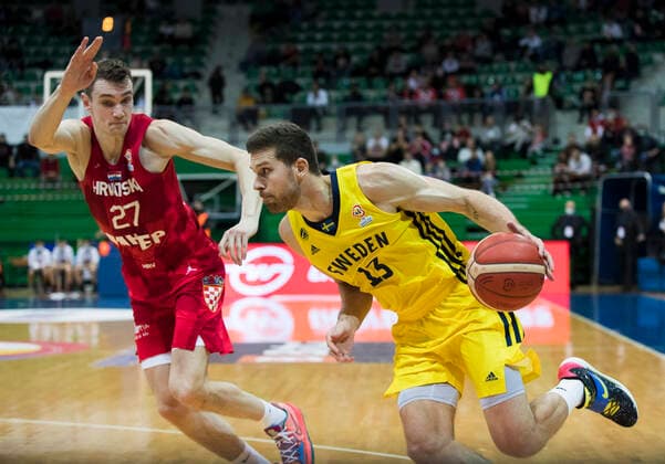 220225 Christopher Czerapowicz of Sweden and Ivan Ramljak of Croatia during the FIBA World Cup Qualifier game between Sweden and Croatia on February 25, 2022 in Zagbreb. Photo: Nikola Krstic BILDBYRAN COP 307 NK0006 basket basketball vm-kval kval fiba world cup qualifiers sweden bbeng Copyright: NIKOLAxKRSTIC BB220225BB590