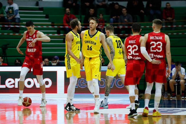 220225 Nicholas Spires of Sweden and Denzei Andersson of Sweden during the FIBA World Cup Qualifier game between Sweden and Croatia on February 25, 2022 in Zagbreb. Photo: Nikola Krstic BILDBYRAN COP 307 NK0006 basket basketball vm-kval kval fiba world cup qualifiers sweden bbeng Copyright: NIKOLAxKRSTIC BB220225BB601