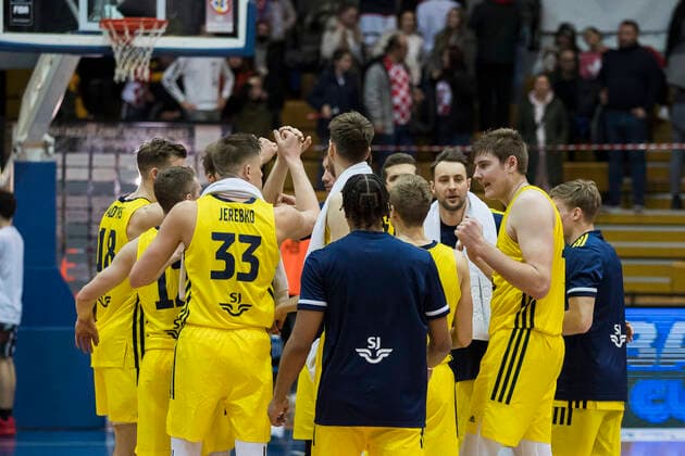 220225 Players of Sweden celebrates after the FIBA World Cup 2023 European Qualifier basketball match between Croatia and Sweden on February 25, 202 in Zagreb. Photo: Nikola Krstic BILDBYRAN COP 307 NK0006 basket basketball vm-kval kval fiba world cup qualifiers sweden croatia bbeng Copyright: NIKOLAxKRSTIC BB220225BB728