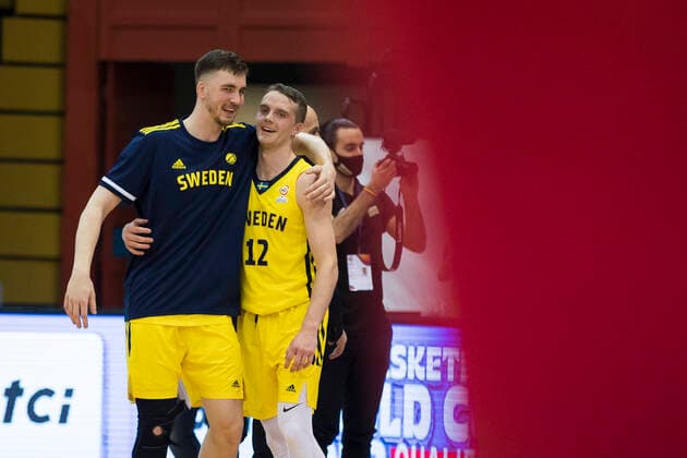 220225 Ludvig Hakanson of Sweden celebrate after the FIBA World Cup Qualifier game between Croatia and Sweden on February 25, 2022 in Zagreb. Photo: Nikola Krstic BILDBYRAN COP 307 NK0006 basket basketball vm-kval kval fiba world cup qualifiers sweden croatia bbeng jubel Copyright: NIKOLAxKRSTIC BB220225BB748