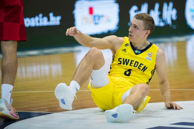 220225 Tobias Borg of Sweden during the FIBA World Cup Qualifier game between Croatia and Sweden on February 25, 2022 in Zagreb. Photo: Nikola Krstic BILDBYRAN COP 307 NK0006 basket basketball vm-kval kval fiba world cup qualifiers sweden croatia bbeng Copyright: NIKOLAxKRSTIC BB220225BB757