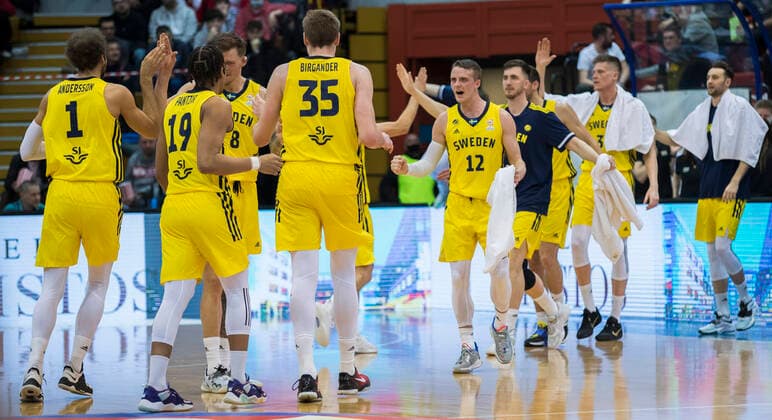 220225 Players of Sweden celebrates during the FIBA World Cup Qualifier game between Croatia and Sweden on February 25, 2022 in Zagreb. Photo: Nikola Krstic BILDBYRAN COP 307 NK0006 basket basketball vm-kval kval fiba world cup qualifiers sweden croatia bbeng jubel Copyright: NIKOLAxKRSTIC BB220225BB761