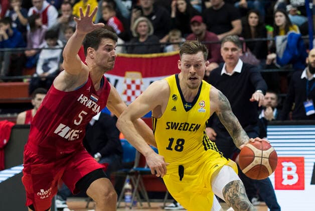220225 Viktor Gaddefors of Sweden and Filip Kruslic of Croatia during the FIBA World Cup Qualifier game between Croatia and Sweden on February 25, 2022 in Zagreb. Photo: Nikola Krstic BILDBYRAN COP 307 NK0006 basket basketball vm-kval kval fiba world cup qualifiers sweden croatia bbeng Copyright: NIKOLAxKRSTIC BB220225BB774