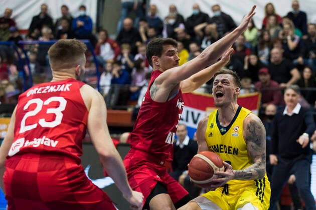 220225 Viktor Gaddefors of Sweden and Filip Kruslin of Croatia during the FIBA World Cup Qualifier game between Croatia and Sweden on February 25, 2022 in Zagreb. Photo: Nikola Krstic BILDBYRAN COP 307 NK0006 basket basketball vm-kval kval fiba world cup qualifiers sweden croatia bbeng Copyright: NIKOLAxKRSTIC BB220225BB776