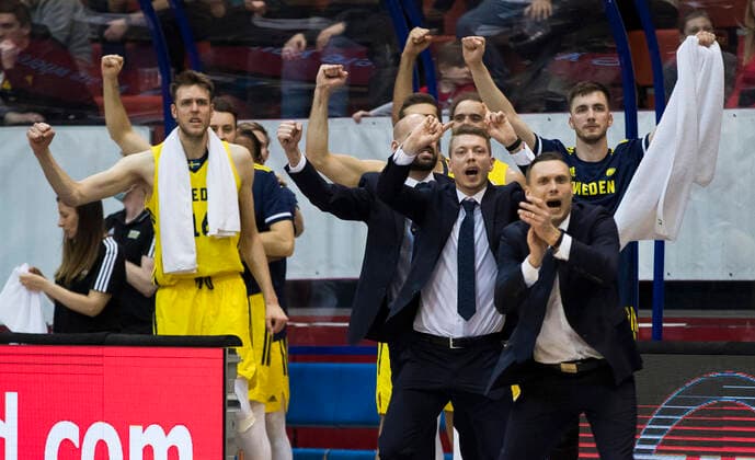 220225 Head Coach Ludwig Degernas of Sweden celebrate during the FIBA World Cup Qualifier game between Croatia and Sweden on February 25, 2022 in Zagreb. Photo: Nikola Krstic BILDBYRAN COP 307 NK0006 basket basketball vm-kval kval fiba world cup qualifiers sweden croatia bbeng jubel Copyright: NIKOLAxKRSTIC BB220225BB810