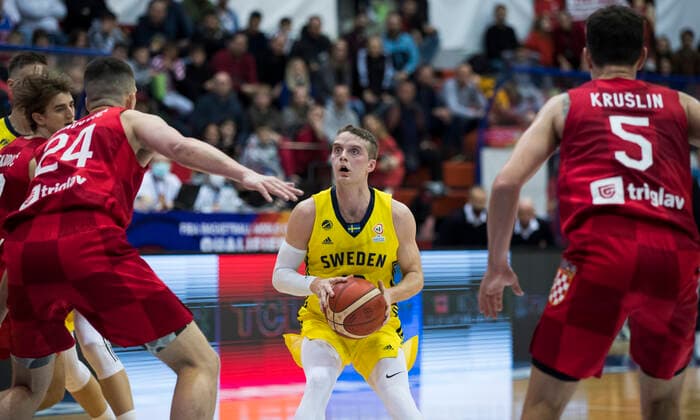220225 Ludvig Hakansson of Sweden during the FIBA World Cup Qualifier game between Croatia and Sweden on February 25, 2022 in Zagreb. Photo: Nikola Krstic BILDBYRAN COP 307 NK0006 basket basketball vm-kval kval fiba world cup qualifiers sweden croatia bbeng Copyright: NIKOLAxKRSTIC BB220225BB819