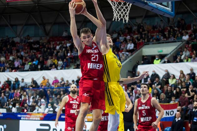 220225 Ivan Ramljak of Croatia, Nicholas Spires of Sweden during the FIBA World Cup Qualifier game between Croatia and Sweden on February 25, 2022 in Zagreb. Photo: Nikola Krstic BILDBYRAN COP 307 NK0006 basket basketball vm-kval kval fiba world cup qualifiers sweden croatia bbeng Copyright: NIKOLAxKRSTIC BB220225BB825