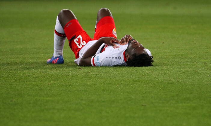Sinsheim , Bundesliga Fußball , TSG 1899 Hoffenheim vs. VfB Stuttgart , Orel Mangala (VfB) verletzt am Boden Gemäß den Vorgaben der DFL Deutsche Fußball Liga ist es untersagt, in dem Stadion und oder vom Spiel angefertigte Fotoaufnahmen in Form von Sequenzbildern und oder videoähnlichen Fotostrecken zu verwerten bzw. verwerten zu lassen.