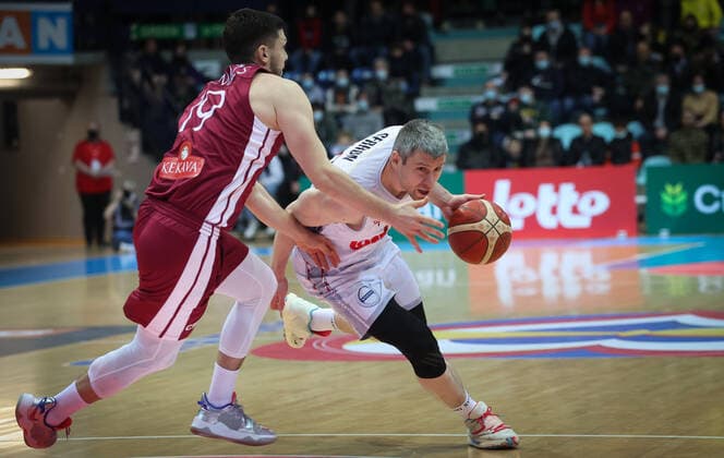 Latvian Rihards Lomazs and Belgium s Quentin Serron fight for the ball during a match between the Belgian national men team the Belgian Lions and Latvia, a qualifier match in Group A, ahead of the World Cup Basketball, Friday 25 February 2022, in Mons. VIRGINIExLEFOUR  x13792970x