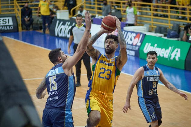 February 25, 2022, Franca, Sao Paulo, Brazil: Brazil s Augusto Lima (C) during a match between Brazil and Uruguay for the FIBA Basketball World Cup 2023 Americas Qualifiers, at Pedro Morilla Fuentes Gymnasium. Franca Brazil - ZUMAv129 20220225_znp_v129_003 Copyright: xIgorxDoxValex