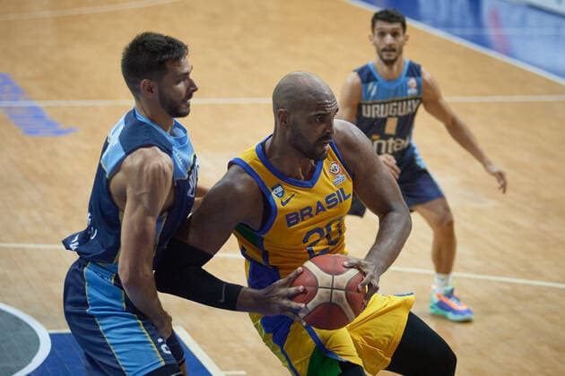 February 25, 2022, Franca, Sao Paulo, Brazil: Brazil s Lucas Mariano (C) during a match between Brazil and Uruguay for the FIBA Basketball World Cup 2023 Americas Qualifiers, at Pedro Morilla Fuentes Gymnasium. Franca Brazil - ZUMAv129 20220225_znp_v129_012 Copyright: xIgorxDoxValex