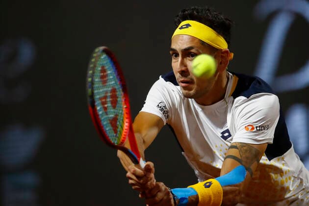 Tenis, Alejandro Tabilo vs Miomir Kecmanovic El tenista Alejandro Tabilo de Chile regresa la bola de Miomir Kecmanovic de serbia por el ATP, Tennis Herren 250 de Santiago 2022 en el Club San Carlos de Apoquindo en Santiago, Chile. 25 02 2022 Felipe Zanca Photosport Tennis, Alejandro Tabilo vs Miomir Kecmanovic The tennis player Alejandro Tabilo of Chile return the ball of Miomir Kecmanovic de serbia in the match for the ATP 250 Santiago 2022 at the Club San Carlos de Apoquindo in Santiago, Chile. 25 02 2022 Felipe Zanca Photosport Alejandro Tabilo vs Miomir Kecmanovic, ATP 250 Santiago 2022