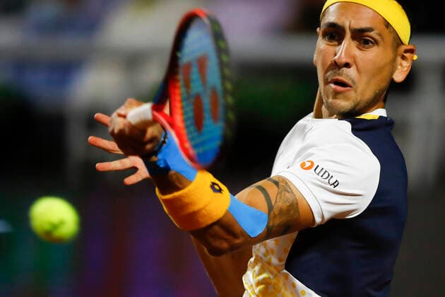 Tenis, Alejandro Tabilo vs Miomir Kecmanovic El tenista Alejandro Tabilo de Chile regresa la bola de Miomir Kecmanovic de serbia por el ATP, Tennis Herren 250 de Santiago 2022 en el Club San Carlos de Apoquindo en Santiago, Chile. 25 02 2022 Felipe Zanca Photosport Tennis, Alejandro Tabilo vs Miomir Kecmanovic The tennis player Alejandro Tabilo of Chile return the ball of Miomir Kecmanovic de serbia in the match for the ATP 250 Santiago 2022 at the Club San Carlos de Apoquindo in Santiago, Chile. 25 02 2022 Felipe Zanca Photosport Alejandro Tabilo vs Miomir Kecmanovic, ATP 250 Santiago 2022