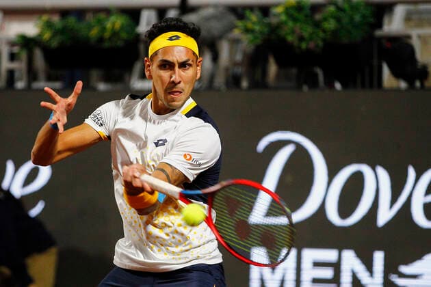 Tenis, Alejandro Tabilo vs Miomir Kecmanovic El tenista Alejandro Tabilo de Chile regresa la bola de Miomir Kecmanovic de serbia por el ATP, Tennis Herren 250 de Santiago 2022 en el Club San Carlos de Apoquindo en Santiago, Chile. 25 02 2022 Felipe Zanca Photosport Tennis, Alejandro Tabilo vs Miomir Kecmanovic The tennis player Alejandro Tabilo of Chile return the ball of Miomir Kecmanovic de serbia in the match for the ATP 250 Santiago 2022 at the Club San Carlos de Apoquindo in Santiago, Chile. 25 02 2022 Felipe Zanca Photosport Alejandro Tabilo vs Miomir Kecmanovic, ATP 250 Santiago 2022