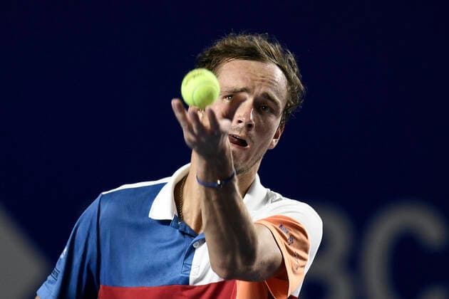 (220226) -- ACAPULCO, Feb. 26, 2022 -- Daniil Medvedev of Russia serves during the men s singles semifinal match against Rafael Nadal of Spain at the 2022 ATP, Tennis Herren Mexican Open tennis tournament in Acapulco, Mexico, Feb. 25, 2022. ) (SP)MEXICO-ACAPULCO-TENNIS-ATP-MEXICAN OPEN-SEMIFINALS XinxYuewei 