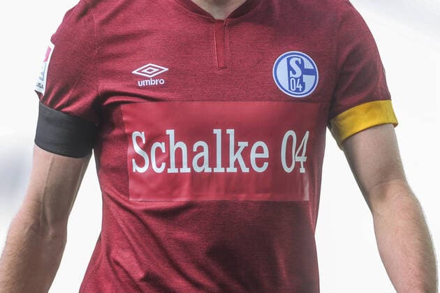 Bilder des Jahres 2022, Sport 02 Februar Sport Themen der Woche KW08 26.02.2022, Fussball, Saison 2021 2022, 2. Bundesliga, 24. Spieltag, Karlsruher SC - FC Schalke 04, Schalke-Trikot ohne das Logo des Hauptsponsor Gazprom Foto: Tim Rehbein RHR-FOTO Karlsruhe BBBank Wildpark BW Deutschland xRHR-FOTO TRx *** 26 02 2022, football, season 2021 2022, 2 Bundesliga, 24 matchday, Karlsruher SC FC Schalke 04, Schalke jersey without the logo of the main sponsor Gazprom Photo Tim Rehbein RHR FOTO Karlsruhe BBBank Wildpark BW Germany xRHR FOTO TRx