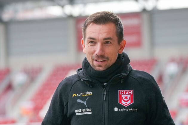 Andre Meyer (HFC, Cheftrainer), Hallescher FC vs. SV Waldhof Mannheim, Fussball, 3.Liga, 28.Spieltag, 2021 2022, 26.02.2022, DFB DFL REGULATIONS PROHIBIT ANY USE OF PHOTOGRAPHS AS IMAGE SEQUENCES AND OR QUASI-VIDEO, Hallescher FC vs. SV Waldhof Mannheim, Fussball, 3.Liga, 28.Spieltag, 2021 2022, 26.02.2022, Halle (Saale)